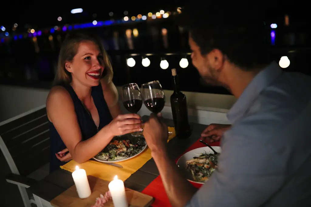 Pasangan yang menikmati makan malam romantis bersama