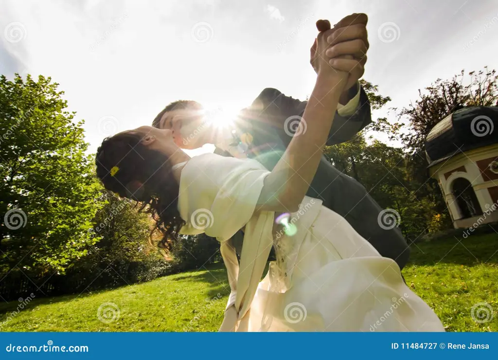 Pasangan pengantin baru yang bahagia saling berpelukan