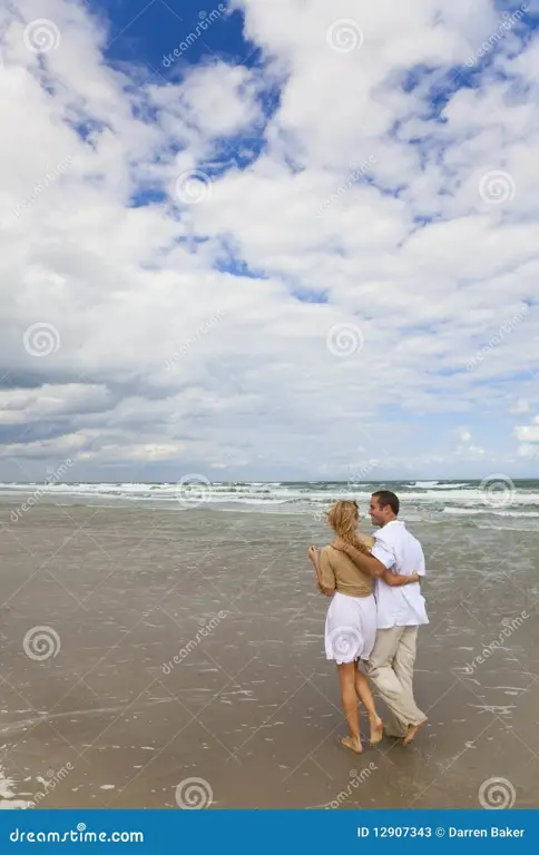 Pasangan romantis berjalan di pantai