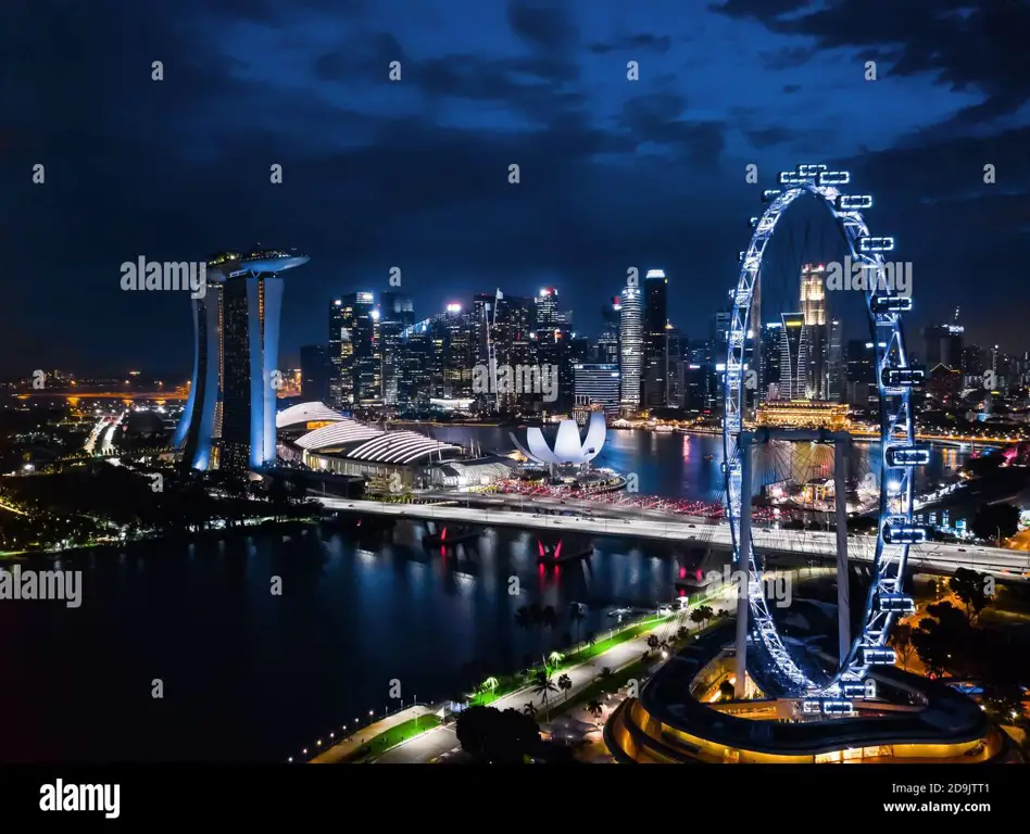 Pemandangan malam dari penthouse di Singapura