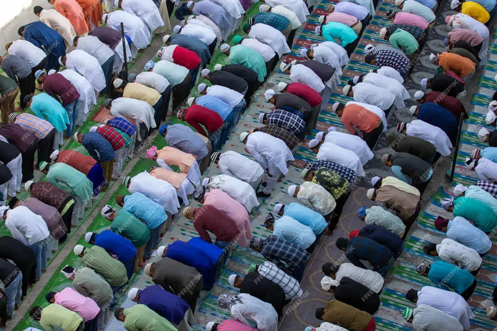 Orang-orang sedang beribadah bersama di masjid