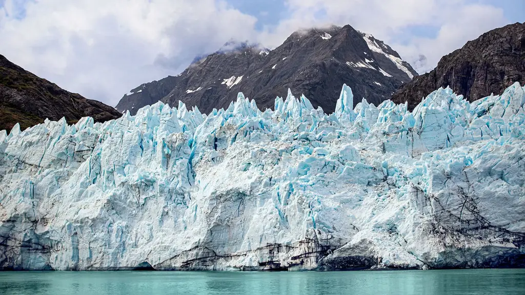 Gletser di Alaska yang menjulang tinggi