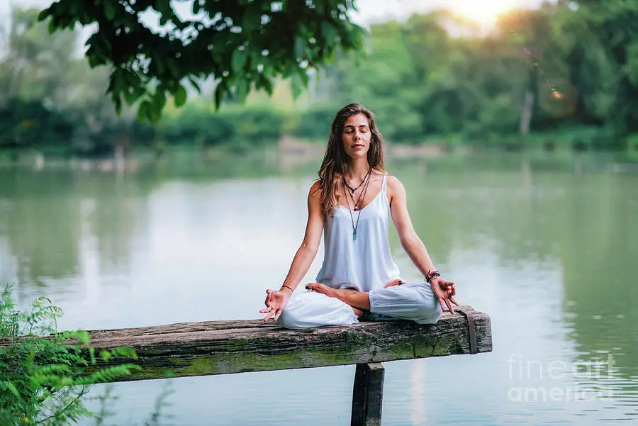 Wanita yang sedang bermeditasi