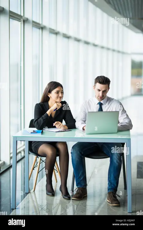 Gambar pasangan sedang bekerja bersama di laptop