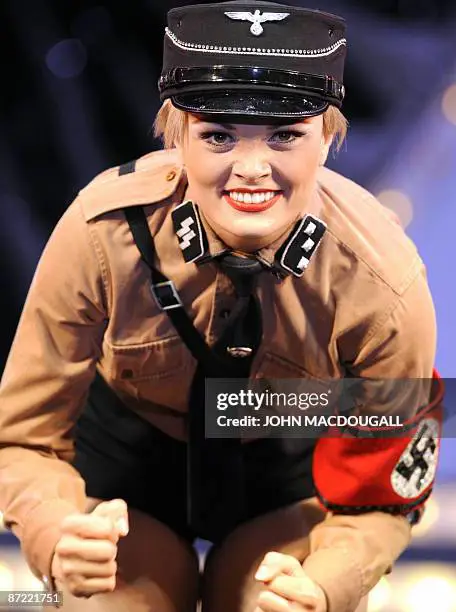 Gambar adegan musikal Springtime for Hitler