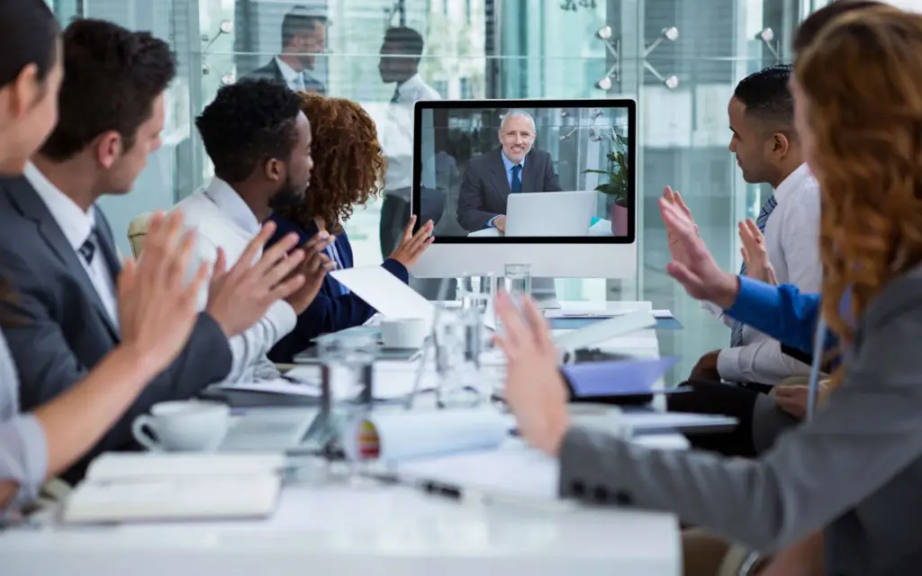 Sebuah rapat virtual sedang berlangsung melalui video conference.