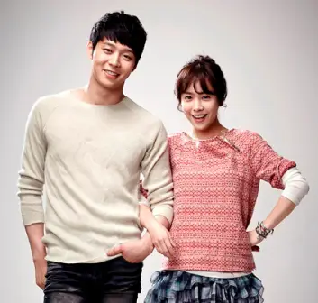 Adegan romantis Park Yoochun dan Han Ji-min dalam drama Rooftop Prince