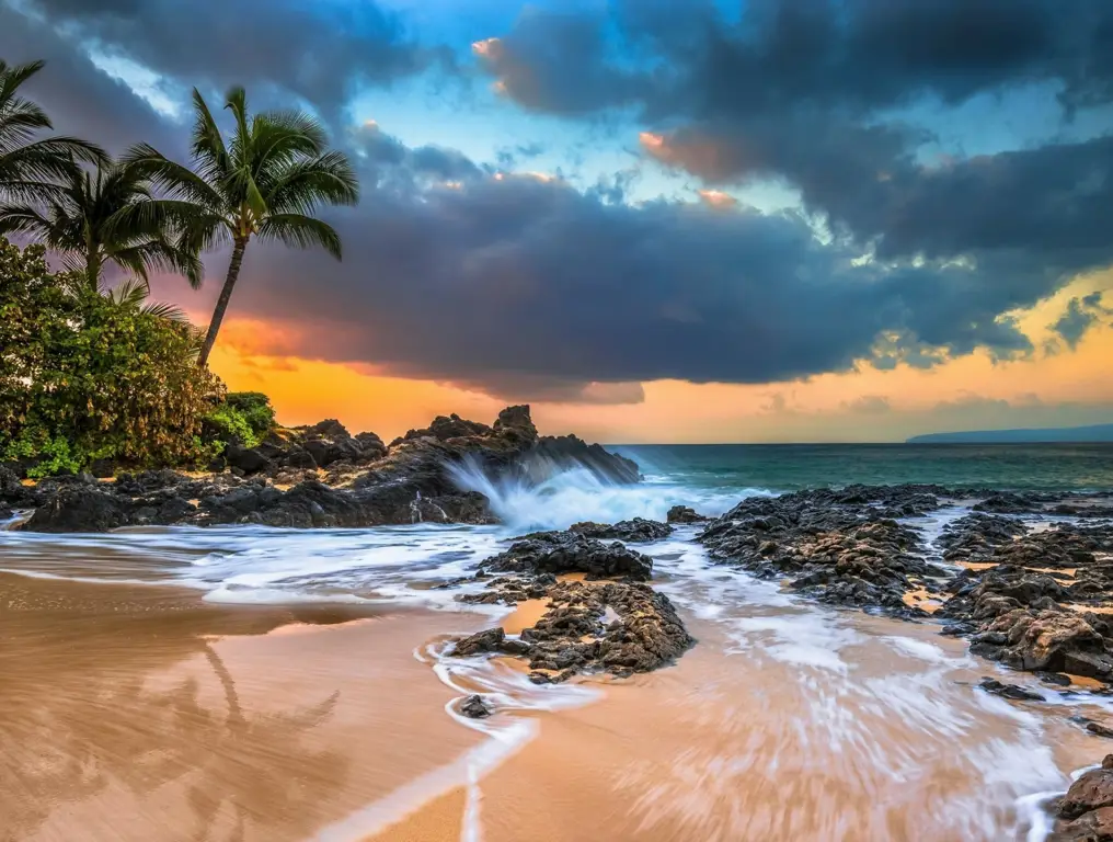 Pemandangan pantai saat matahari terbenam