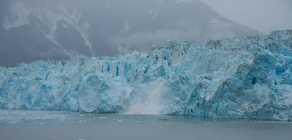 Gletser di Alaska yang runtuh dan jatuh ke laut