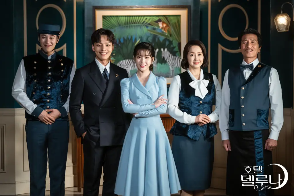 Foto para pemain Hotel Del Luna bersama