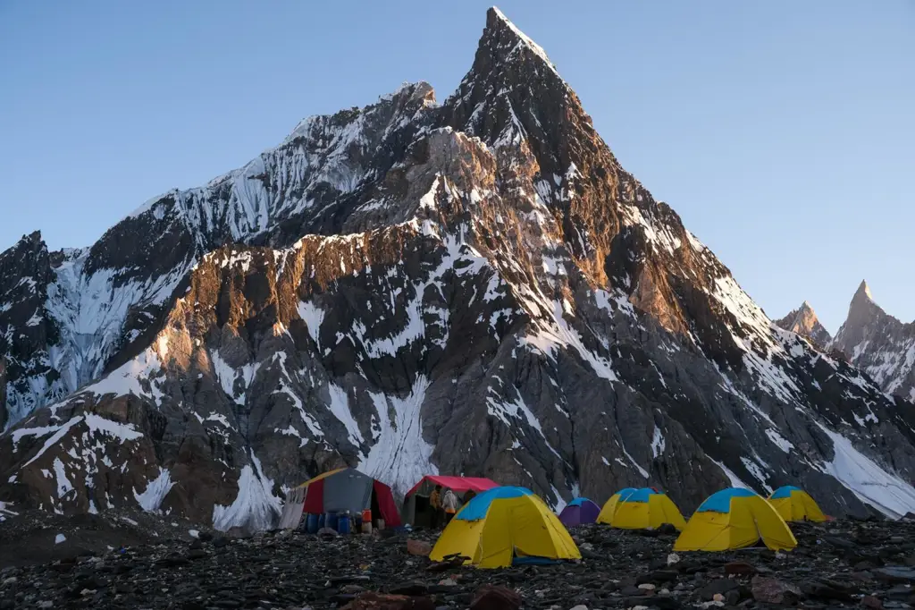 Pendaki beristirahat di base camp K2