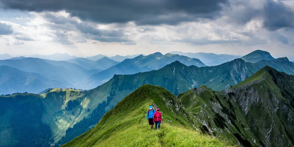 Gambar seseorang mendaki gunung.