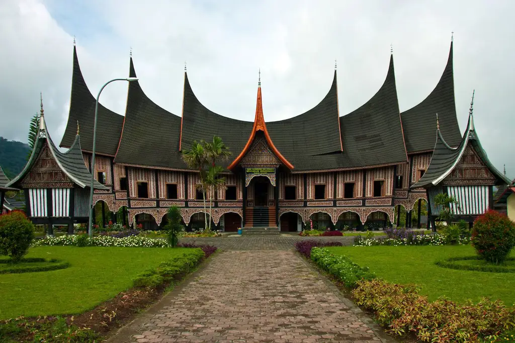 Rumah tradisional Indonesia di pemandangan bersalju