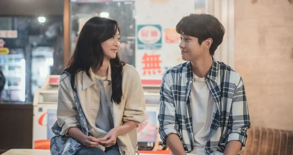 Adegan romantis Choi Ung dan Kook Yeon-soo di drama Our Beloved Summer