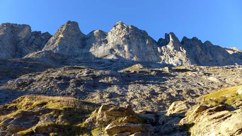 Jalur gunung yang berbahaya dan curam, dengan tebing yang tinggi dan jalan setapak yang sempit.