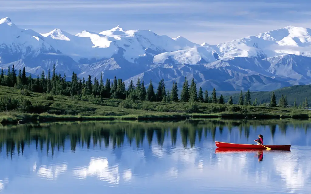 Pemandangan indah Teluk Alaska dengan gunung-gunung es dan lautan luas