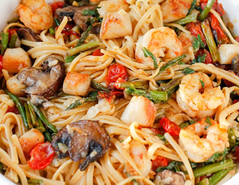 Hidangan pasta seafood yang disajikan dengan romantis