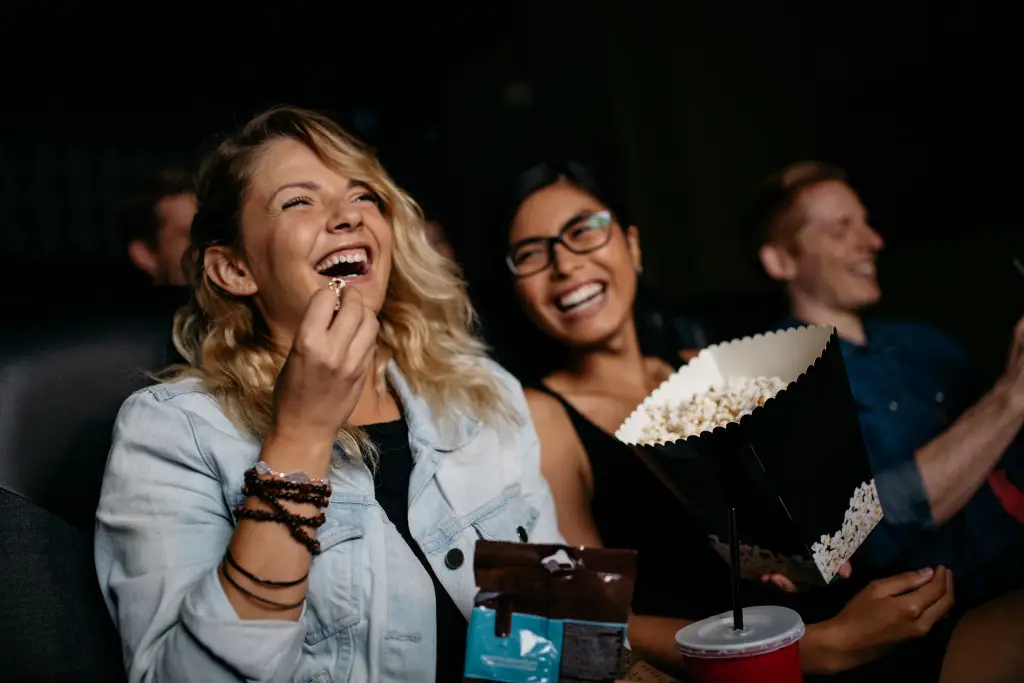 Teman-teman menikmati malam menonton film