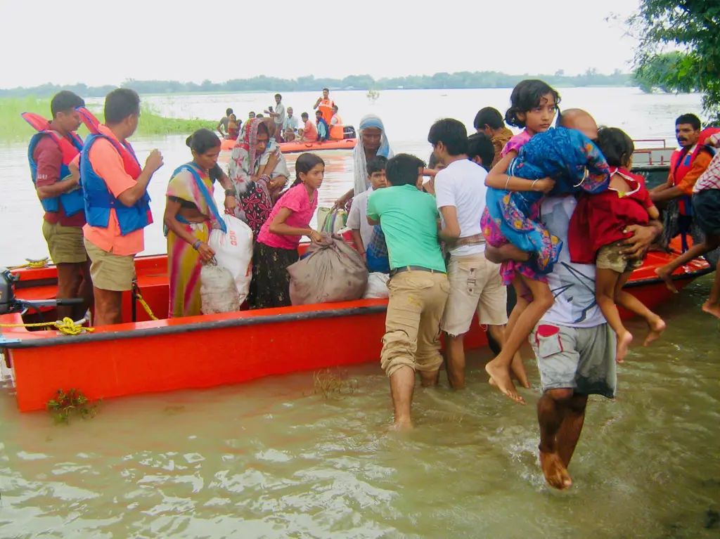 Gambar korban banjir yang menerima bantuan