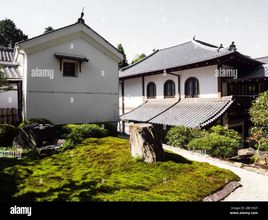 Rumah tradisional Jepang dengan taman yang indah