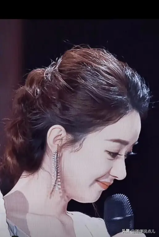 Zhao Liying berinteraksi dengan penggemarnya