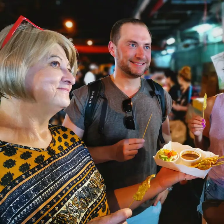 Makanan jalanan Thailand dan malam menonton film