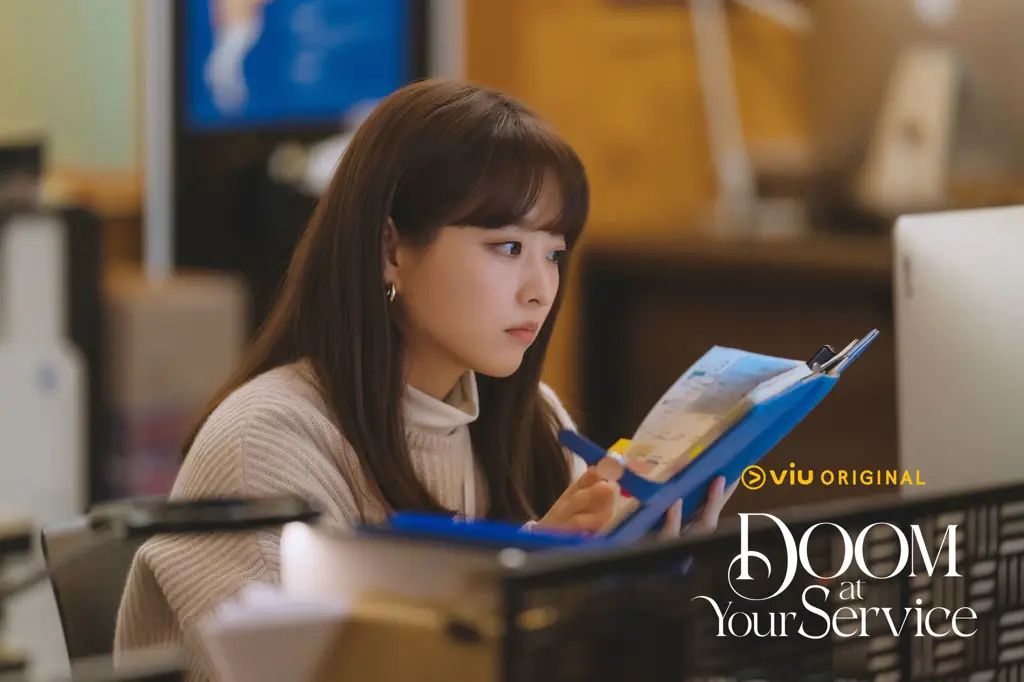 Park Bo Young dalam drama Doom at Your Service