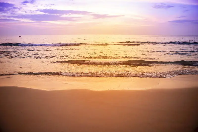 Pemandangan Pantai Senja yang Menenangkan