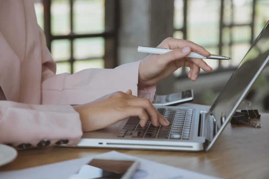 Seorang wanita bekerja dengan laptop