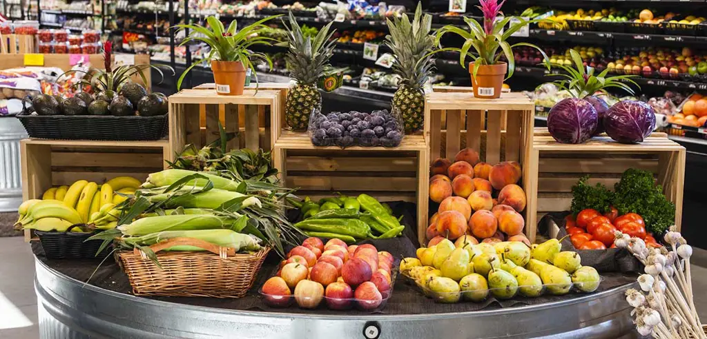 Gambar petani yang menjual hasil panen buah dan sayur segar di pasar tradisional