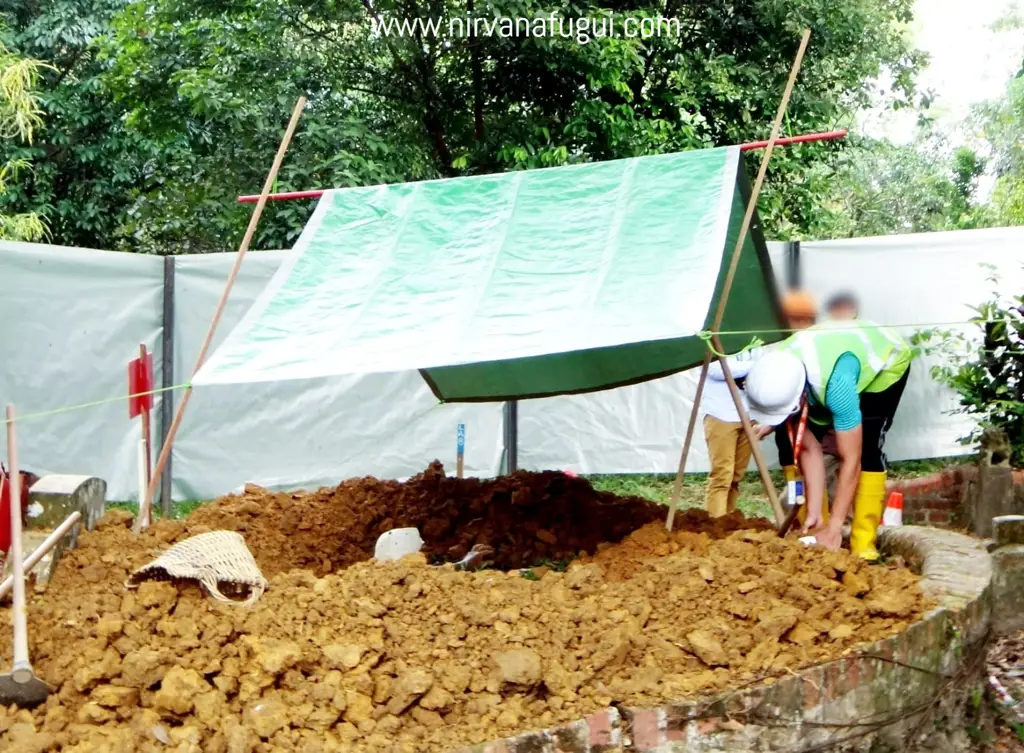 Persiapan lokasi pemakaman sebelum ekshumasi