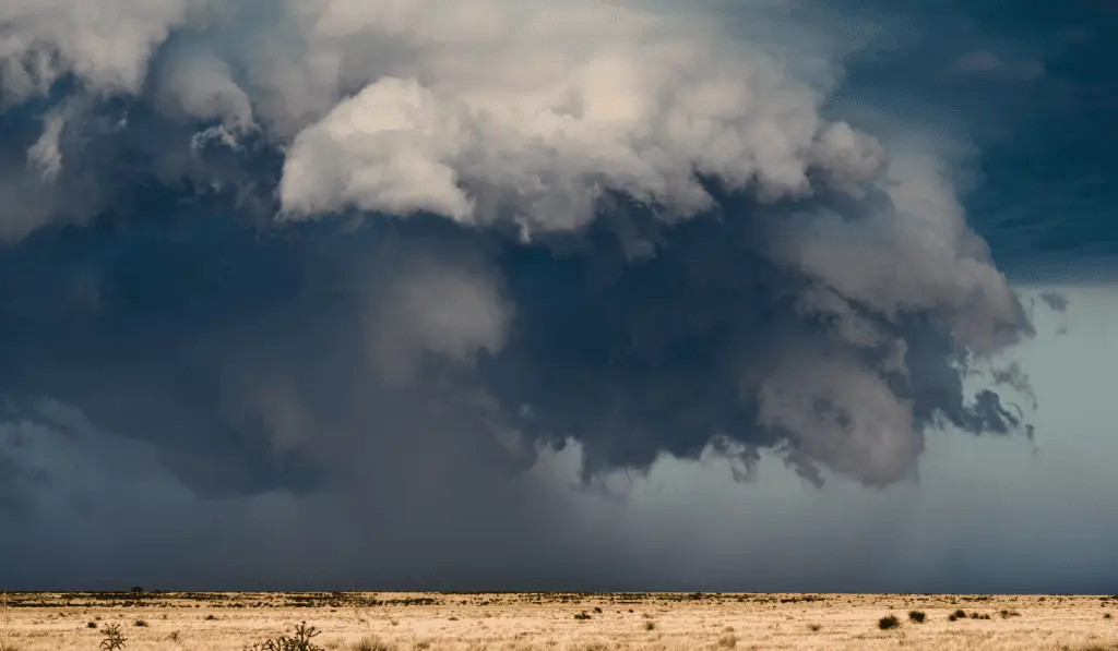 Gambar awan badai yang mewakili perubahan tiba-tiba