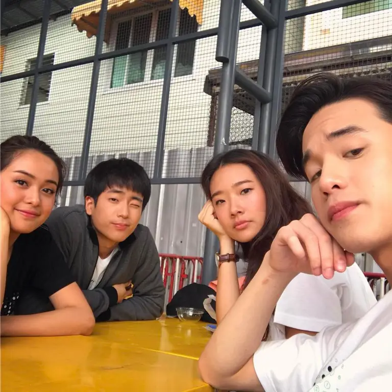 Para pemain dalam serial Bad Genius The Series