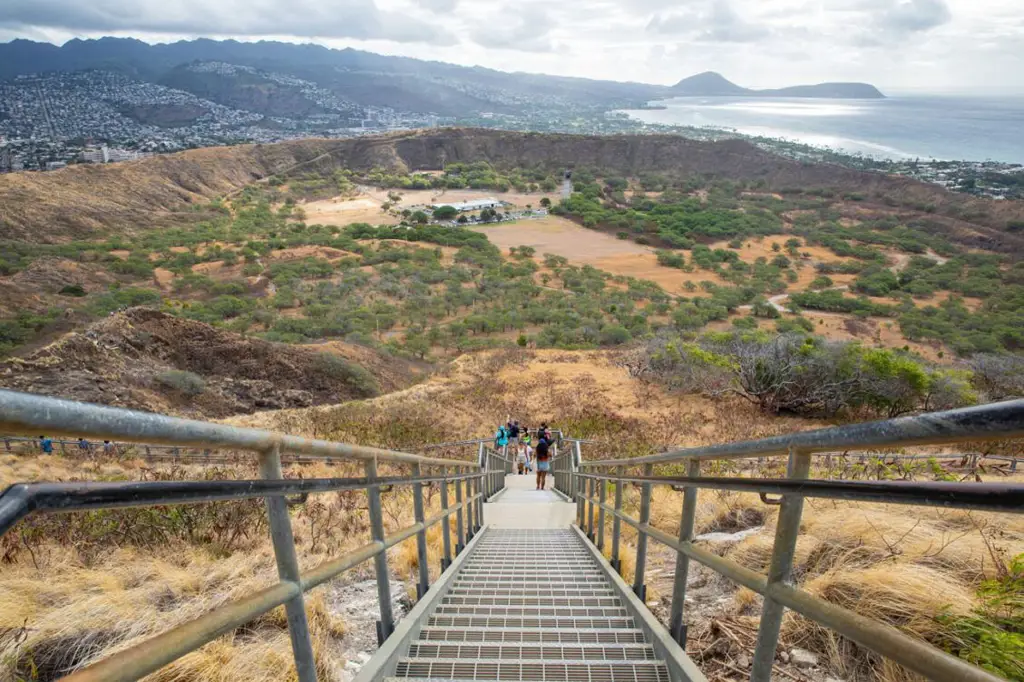 Pendaki menikmati pemandangan dari jalur pendakian Diamond Head