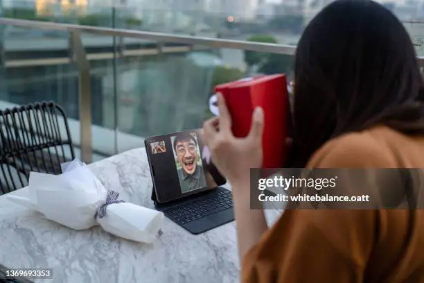 Pasangan hubungan jarak jauh melakukan panggilan video