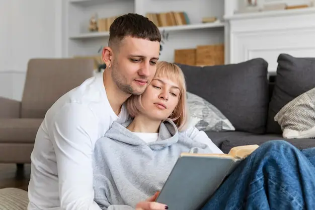 Gambar pasangan yang bahagia sedang menghabiskan waktu berkualitas bersama, misalnya makan malam romantis atau liburan.