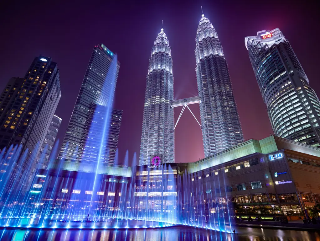 Pemandangan kota Kuala Lumpur di malam hari