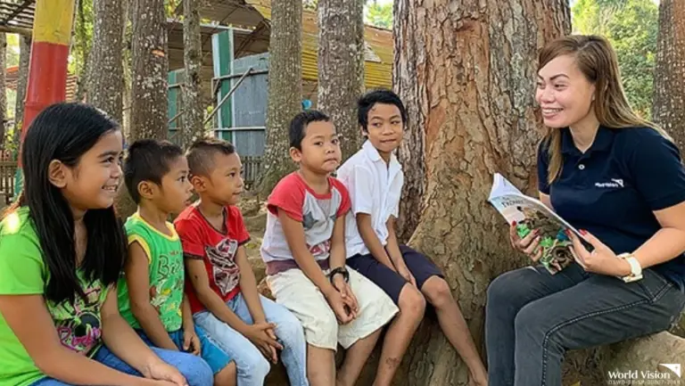 Gambar pekerja sosial bersama anak