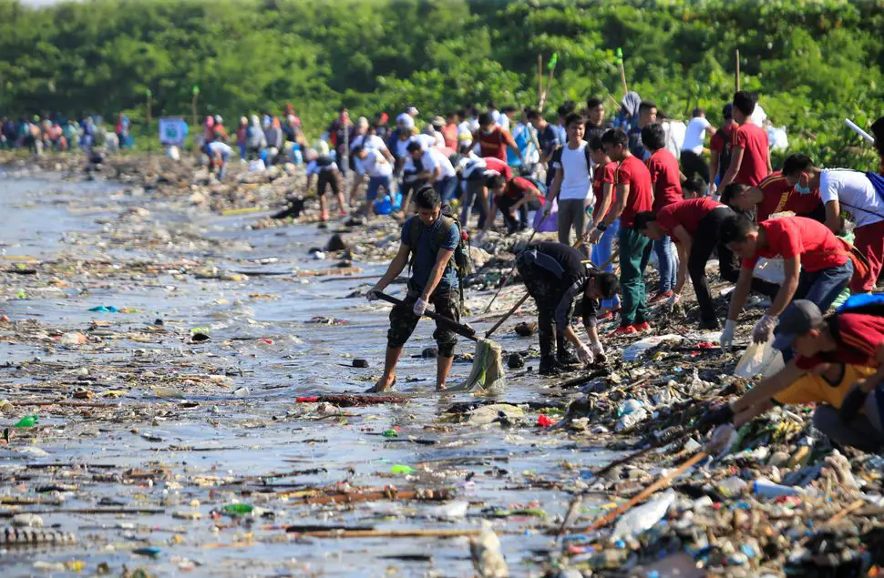 Kegiatan pembersihan sampah di laut