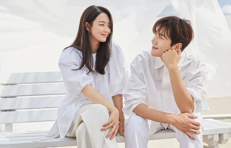 Foto Shin Min Ah dan Kim Seon Ho dalam drama Hometown Cha-Cha-Cha