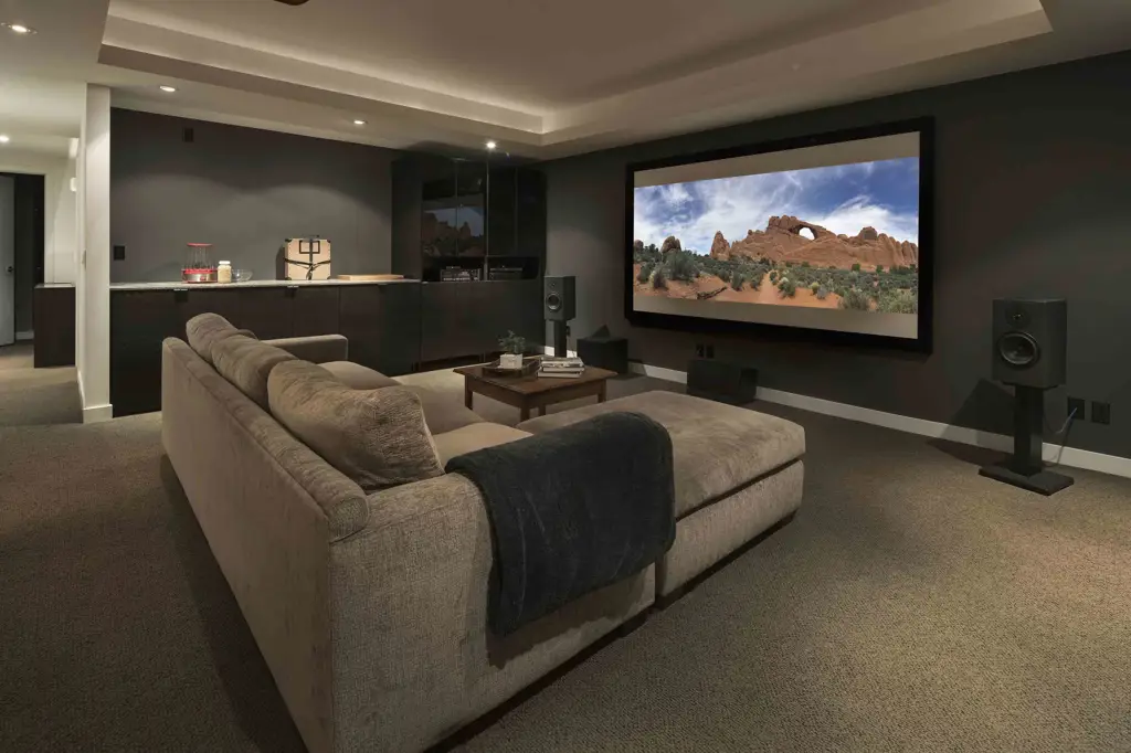 Ruangan home theater dengan layar besar yang nyaman untuk streaming film