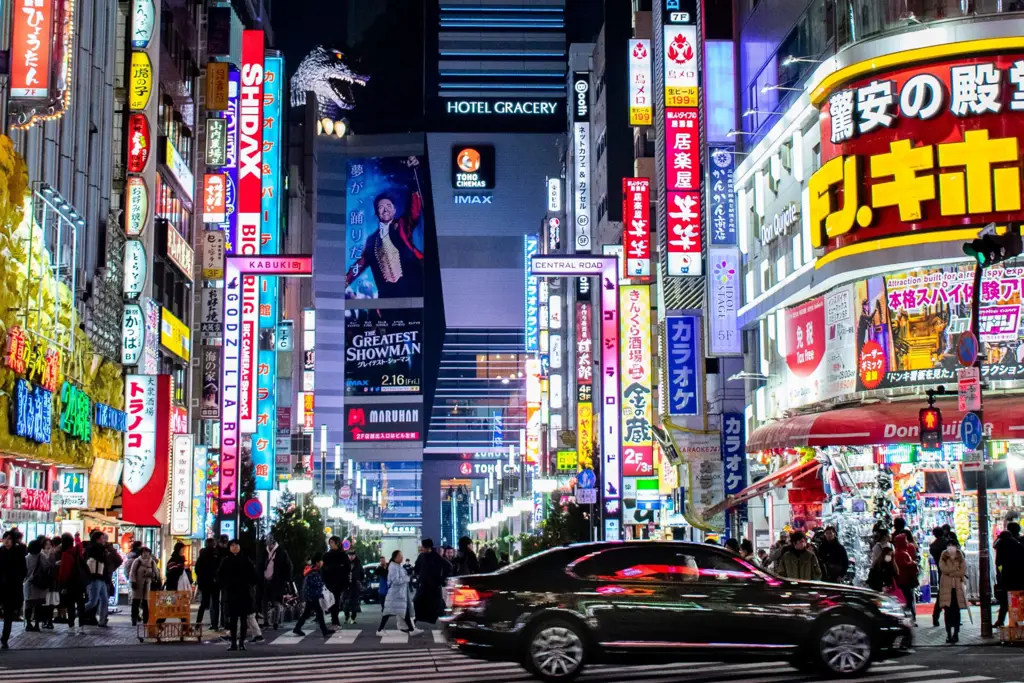 Gambar jalanan kota Jepang di malam hari yang indah