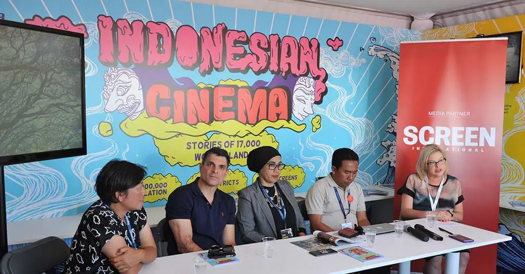 Poster dukungan untuk industri film Indonesia