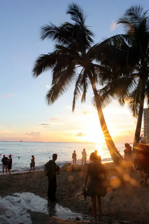 Gambar pemandangan pantai Waikiki saat matahari terbenam