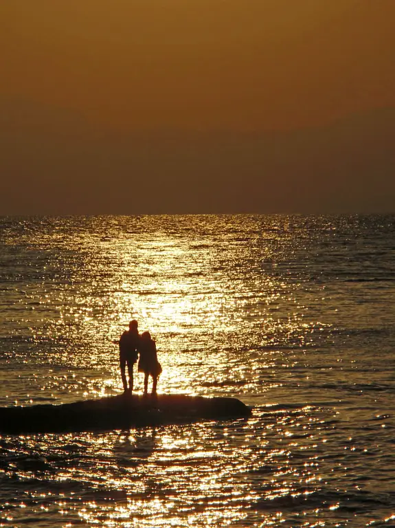 Pemandangan matahari terbenam di pantai yang romantis