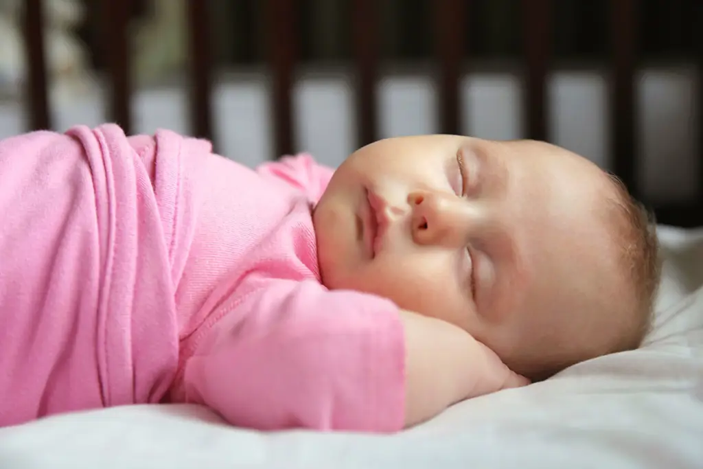 Gambar bayi perempuan tidur nyenyak