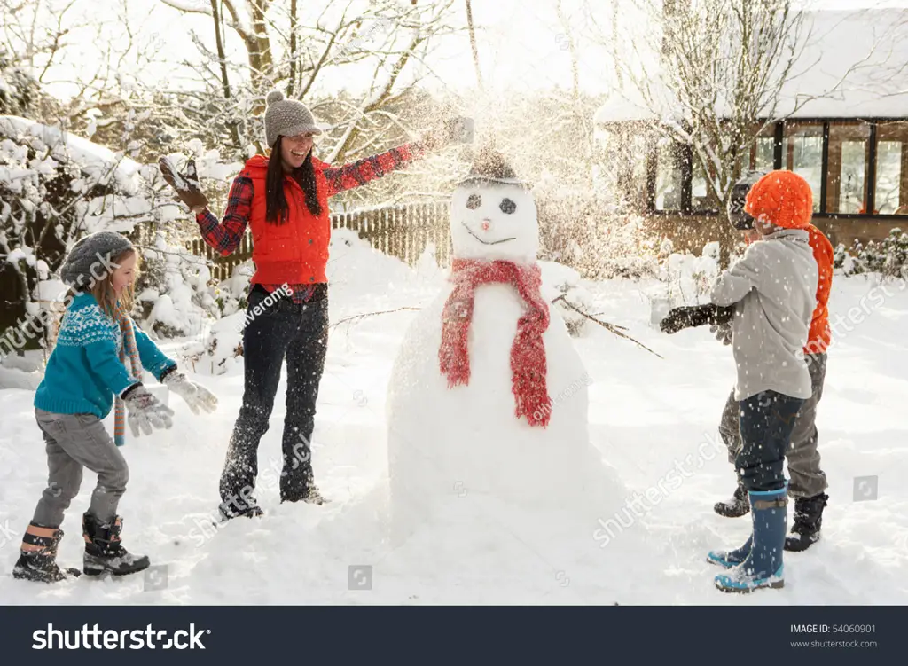 Orang-orang sedang bermain ski di lereng gunung yang tertutup salju.