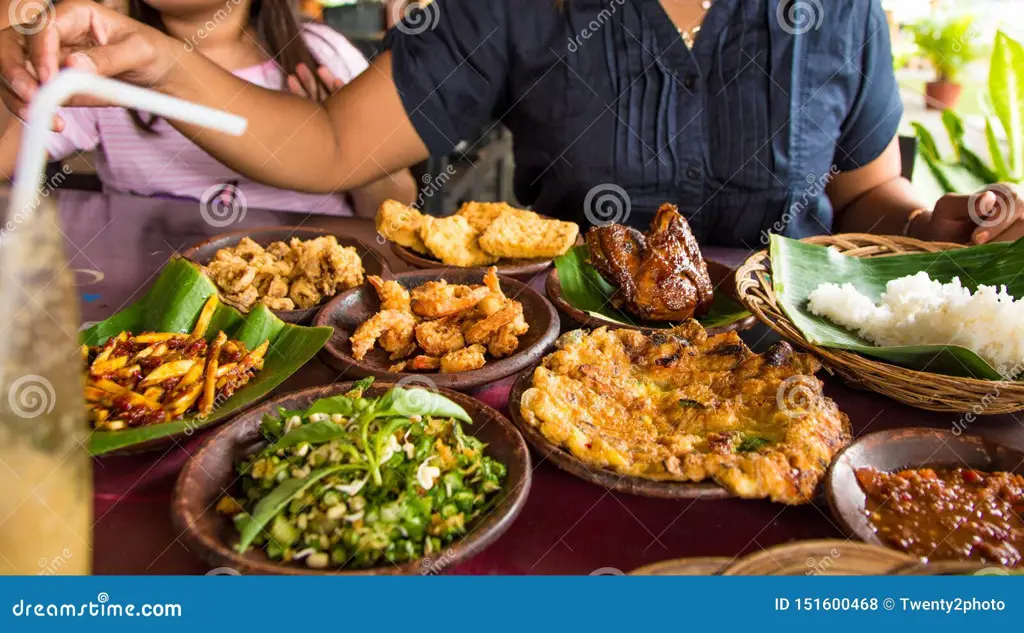 Meja makan yang dipenuhi berbagai hidangan khas Indonesia