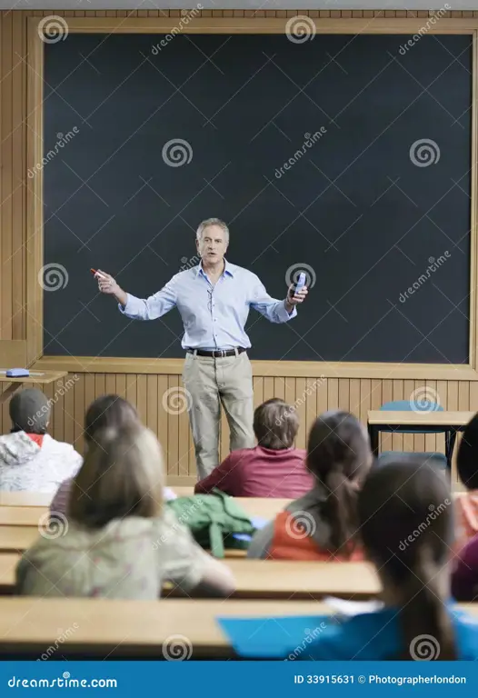 Gambar seorang profesor sedang memberikan kuliah