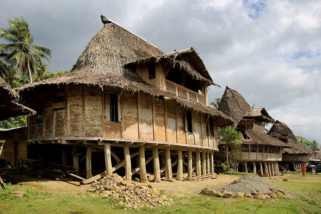 Rumah tradisional tua di desa Indonesia